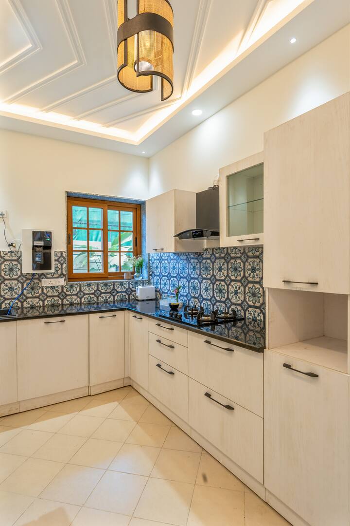 Full kitchen image 1