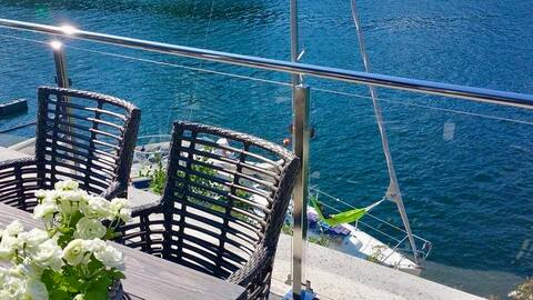 Exclusive, sea close, sunny and with its own jetty.