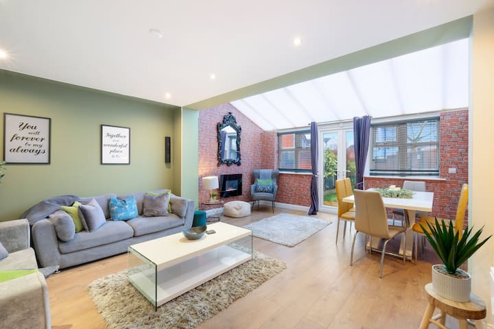 Bright & Spacious 3 Bed 2 Bath Home In Graylands - Slough