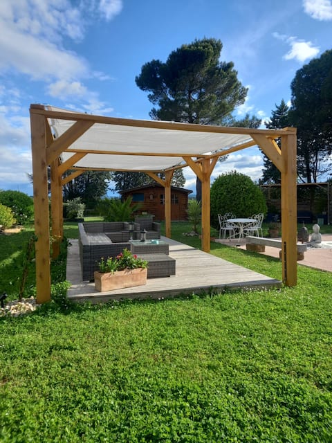 3 bedroom house, pool, jacuzzi near the canal