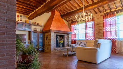 Top Airbnb: Podere le Fonti - Pet Friendly - 15 min to San Gimignano a Poggibonsi