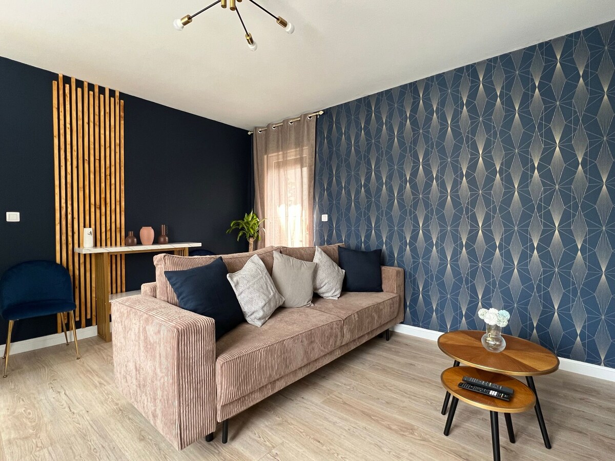 סלון בקומה הראשונה עם ספה נפתחת.