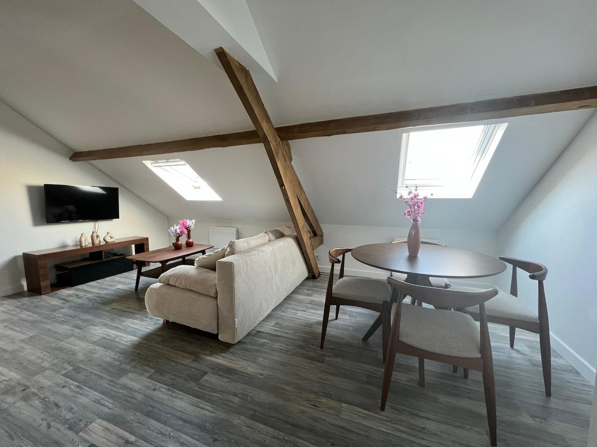 סלון בקומה 2 עם ספה נפתחת