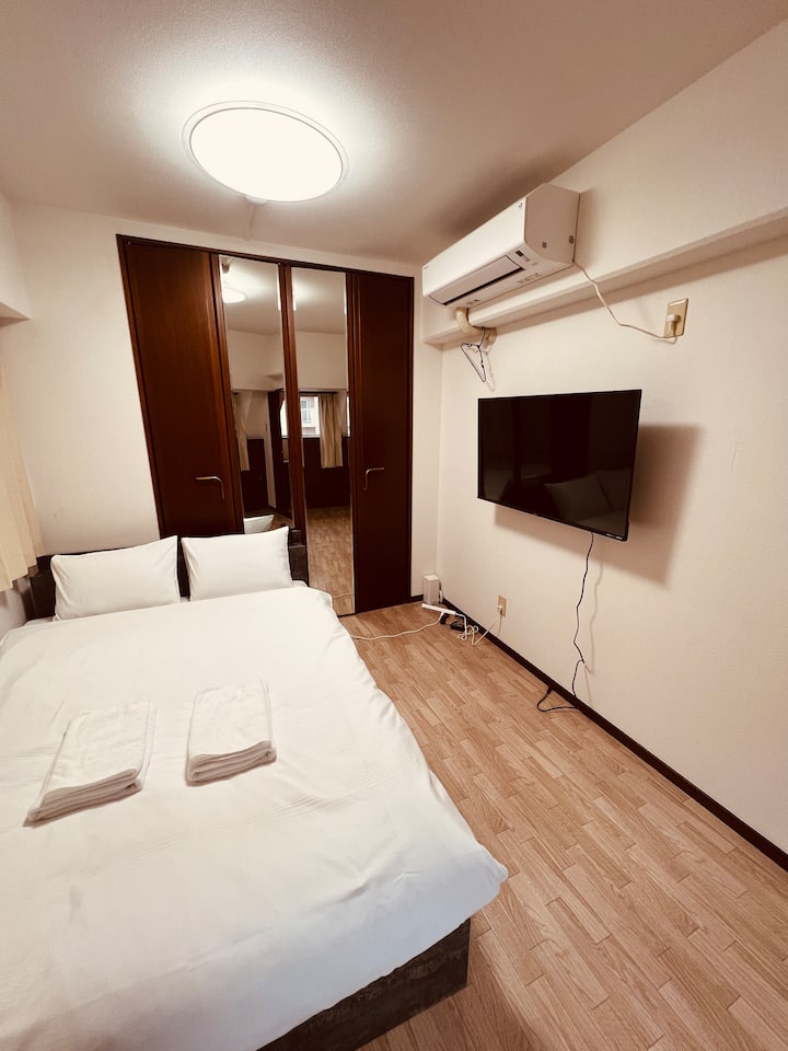 ชั้น 9 ห้องนอน 1 เตียงคู่ 1 เตียง
ทีวี, แอร์, ปรับความสว่างของแสงได้, ตู้เสื้อผ้า