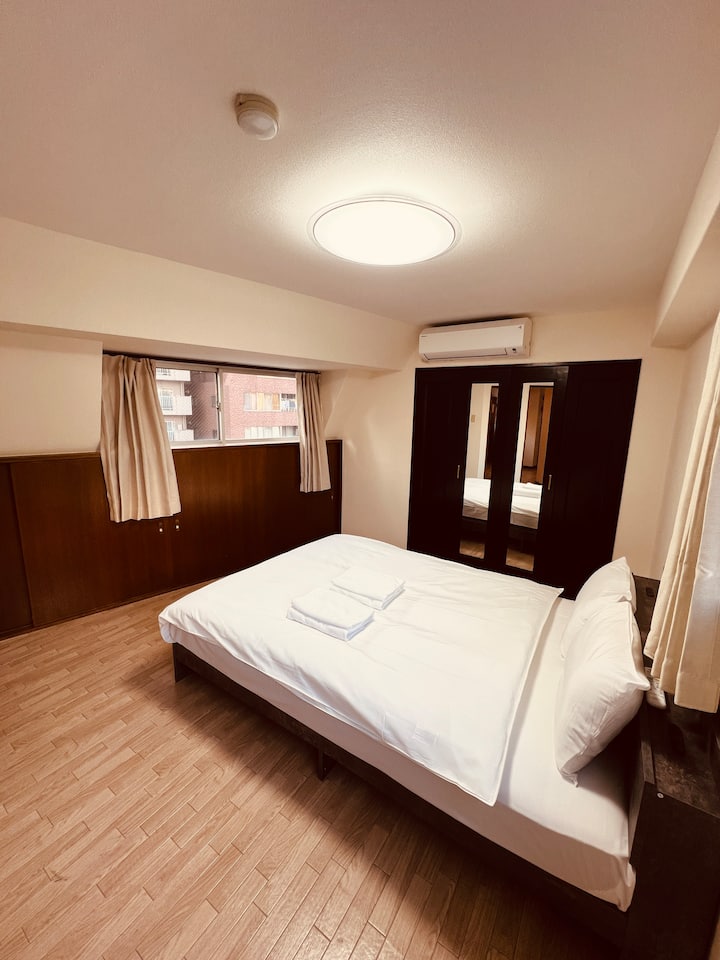 ชั้น 10 ห้องนอน 3 เตียงควีนไซส์ 1 หลัง