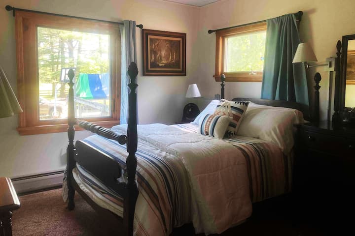 Na poschodí severovýchodná spálňa; 1 manželská posteľ