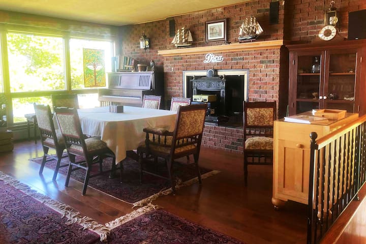 Na poschodí herňa; klavír, gramofón, CD prehrávač, kresliace potreby, herný stôl, domček pre bábiky