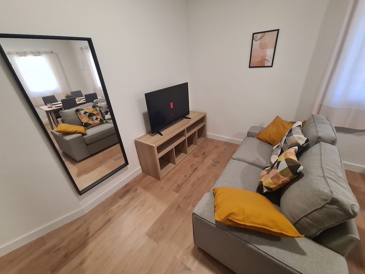 Successful Airbnb property: Close to metro station (2 min) and Feria (13 min) in Pobles De L'oest