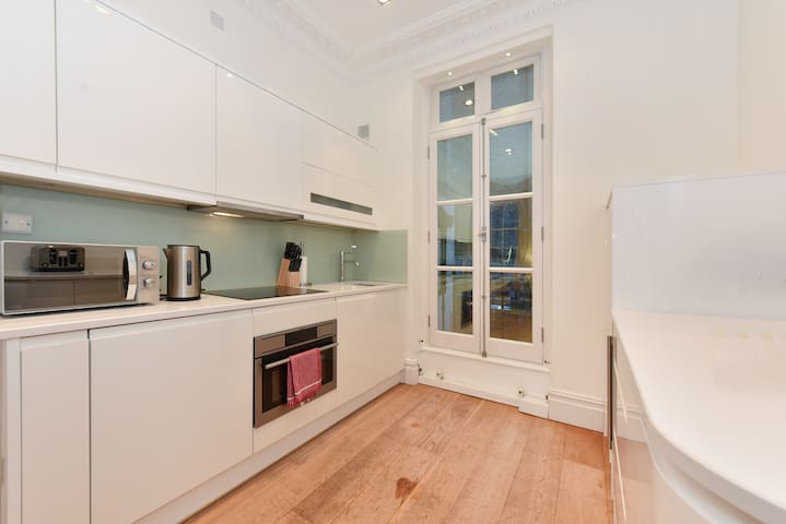 Stunning Knightsbridge 2 Bedroom 2 Bath £2m Duplex gallery image 4