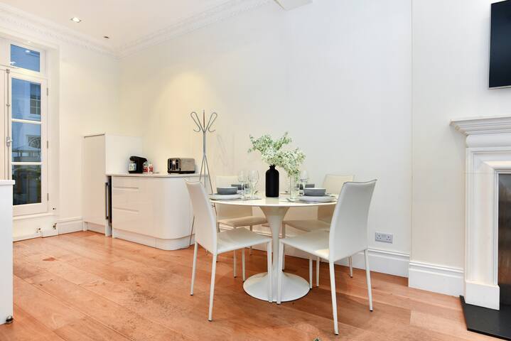 Stunning Knightsbridge 2 Bedroom 2 Bath £2m Duplex gallery image 3