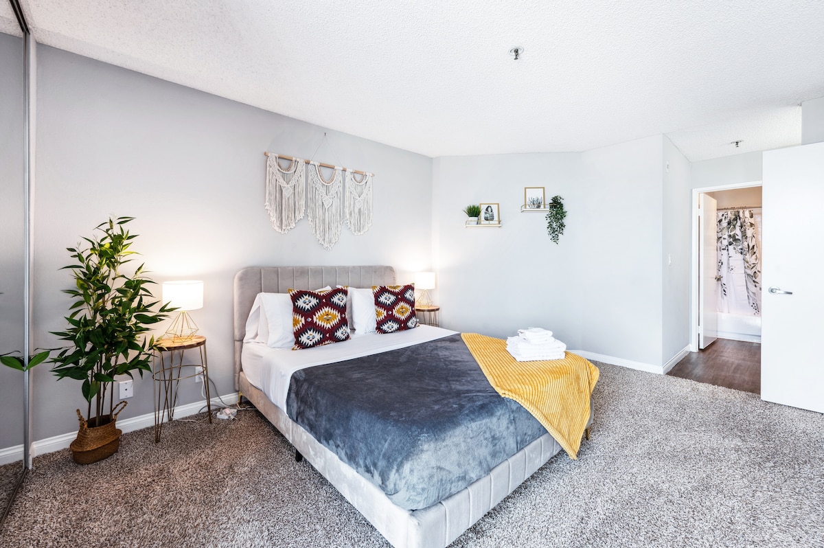 Udoban krevet i umirujući ukrasi za ugodan boravak.