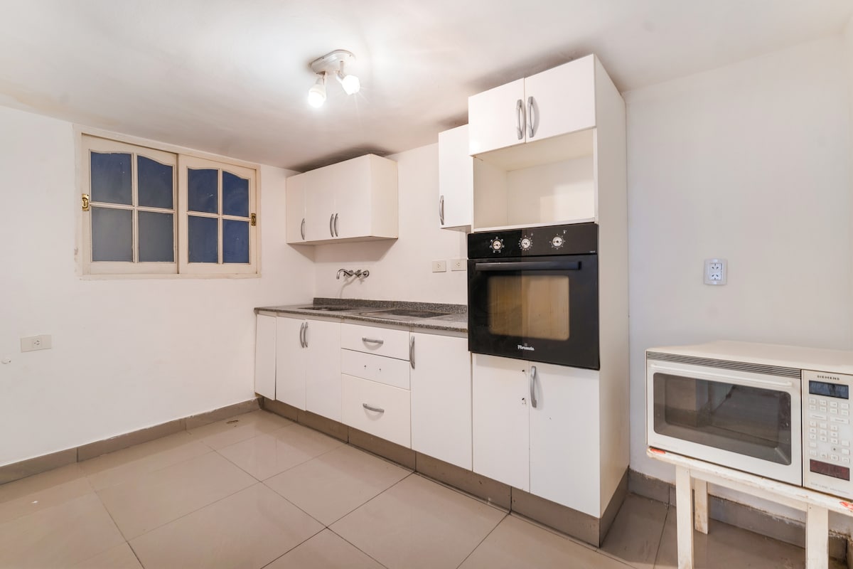 Habitación doble con baño privado y balcón en Balvanera