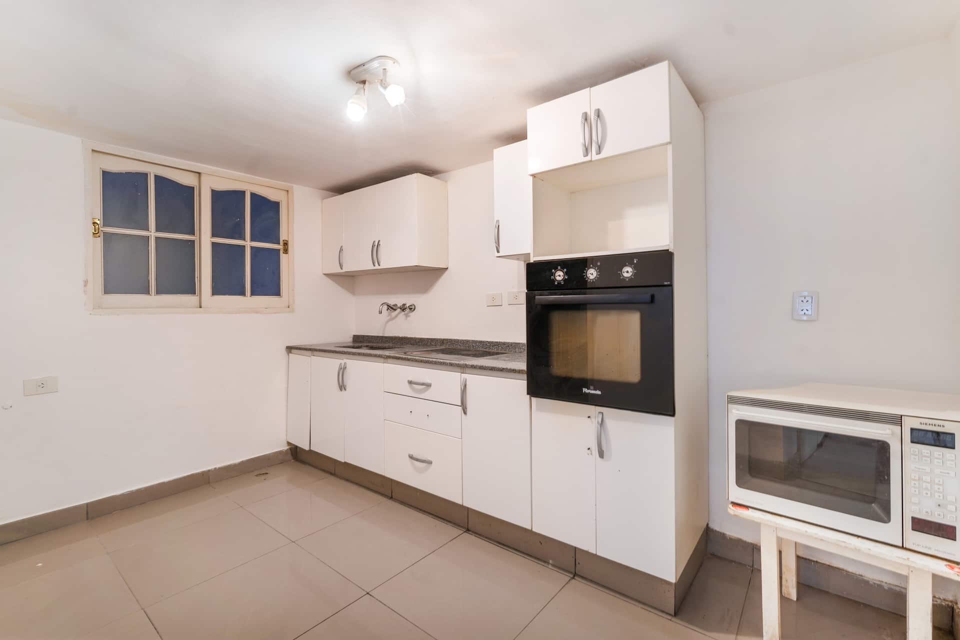 Double room with private bathroom and balcony in Balvanera