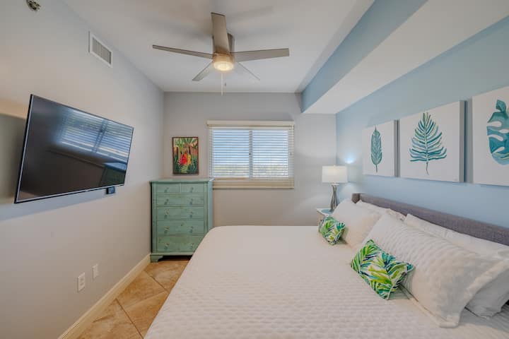 Dormitorio principal 2: el segundo dormitorio también tiene una cama tamaño king y mucho espacio de almacenamiento para tus pertenencias en la cómoda y el armario.