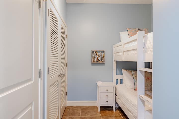 Alcoba litera: esta área de dormitorio tiene una cama doble sobre litera, ¡ideal para los niños! (Esta alcoba de literas cerrada no tiene armario ni ventana).