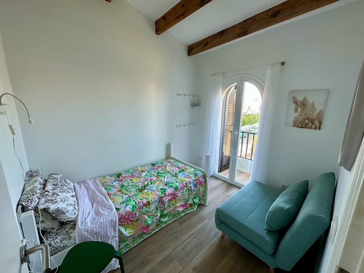 Chambre avec balcon, avec vue sur la rue et Cala Pedrera