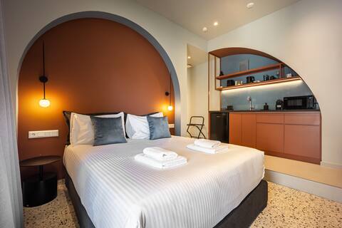 Popular Airbnb listing: Arches Central Athens Apartment3 in αγ.κων/νοσ πλ.βαθησ