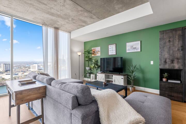 Designer Lux Penthouse on Rainey