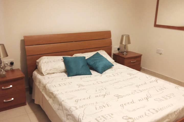 غرفة نوم رئيسية مع مكيف هواء ودش داخلي ومغسلة ومرحاض 