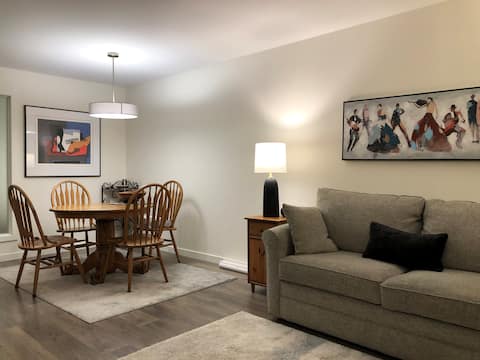 Top performing Airbnb: I bedroom condo (legal STR) in Victoria