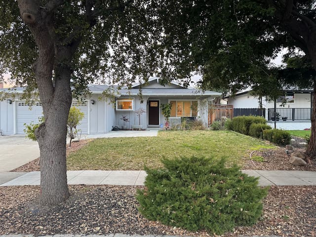 Luxury Cozy House with High End Furnitures gallery image 2