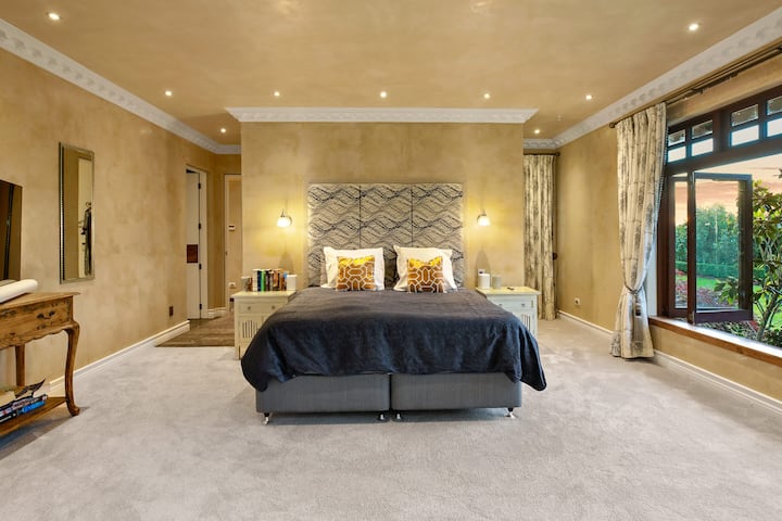 Chumba cha kulala cha Master kimetenganishwa na sehemu nyingine ya nyumba kama sehemu ya kujitegemea