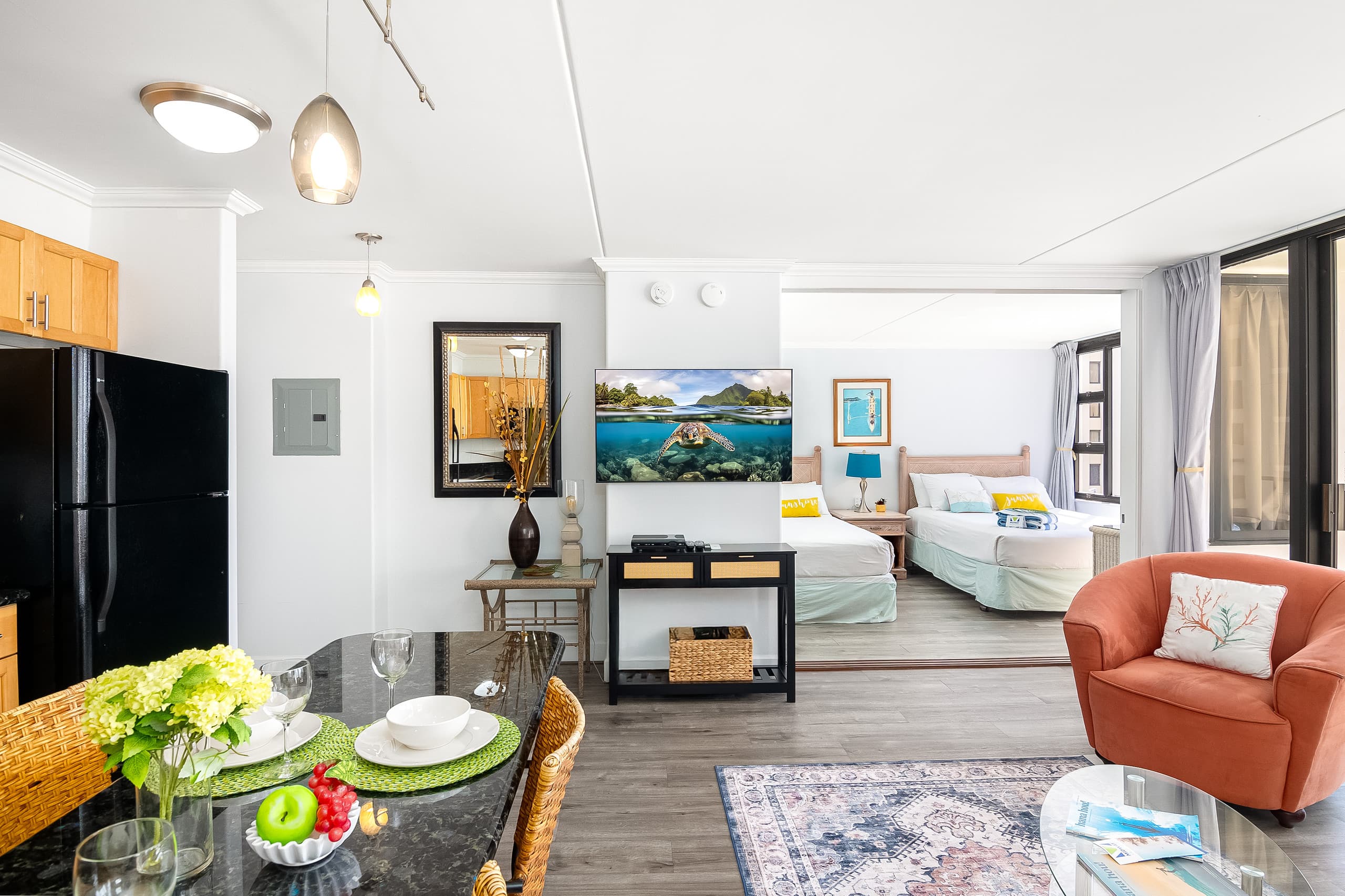 Ocean-view condo steps from Waikiki Beach - Image 12