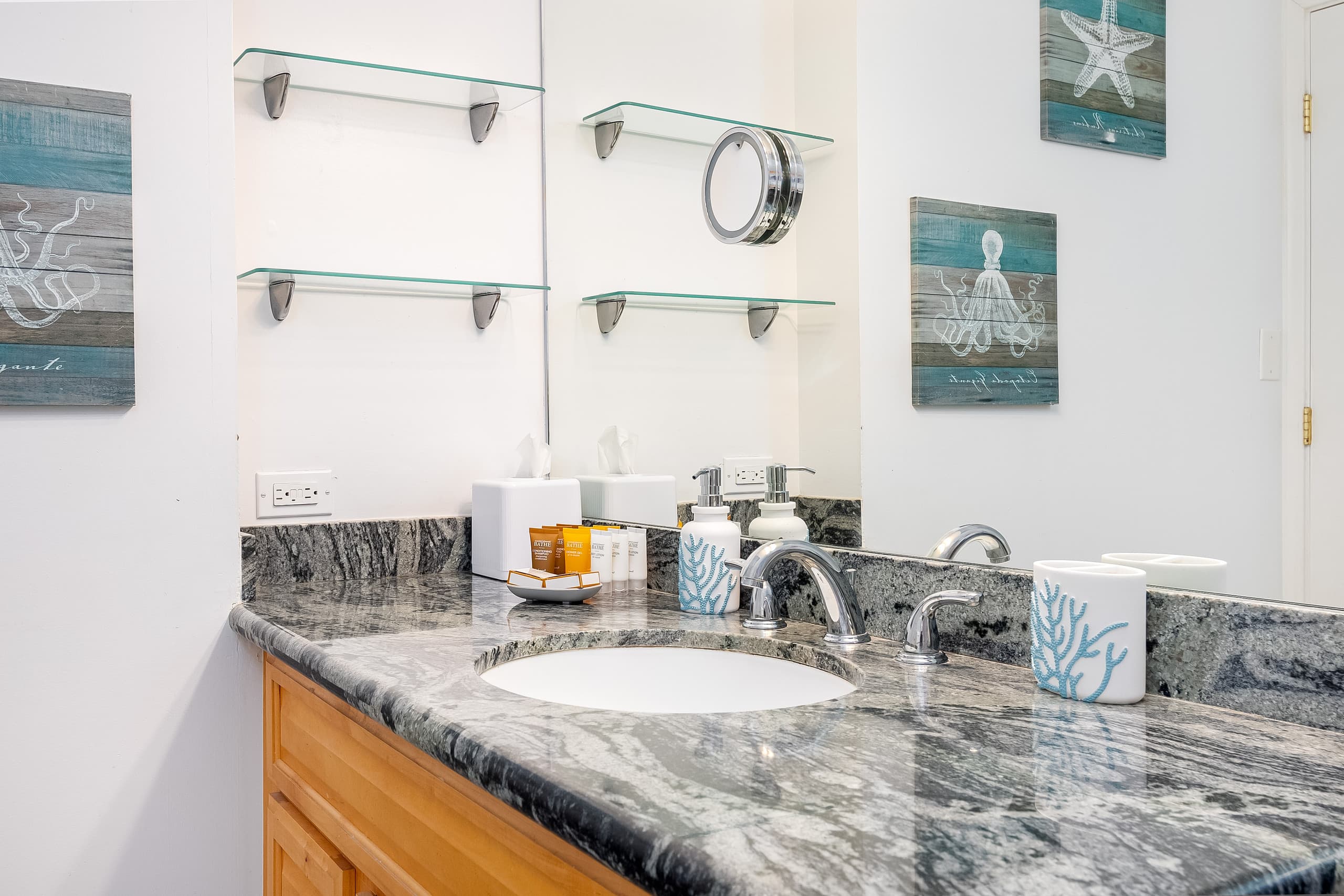 Ocean-view condo steps from Waikiki Beach - Image 44