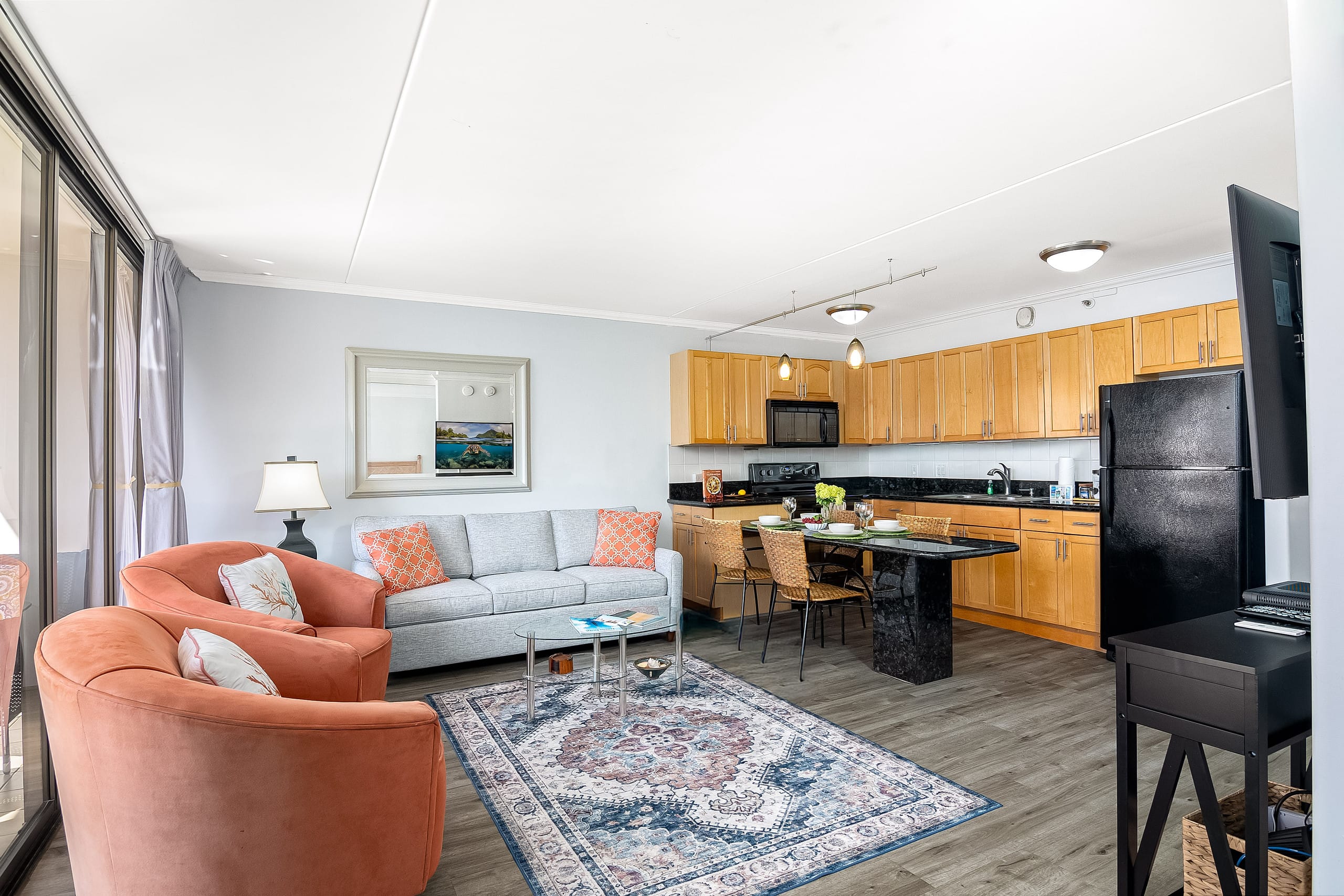 Ocean-view condo steps from Waikiki Beach - Image 4