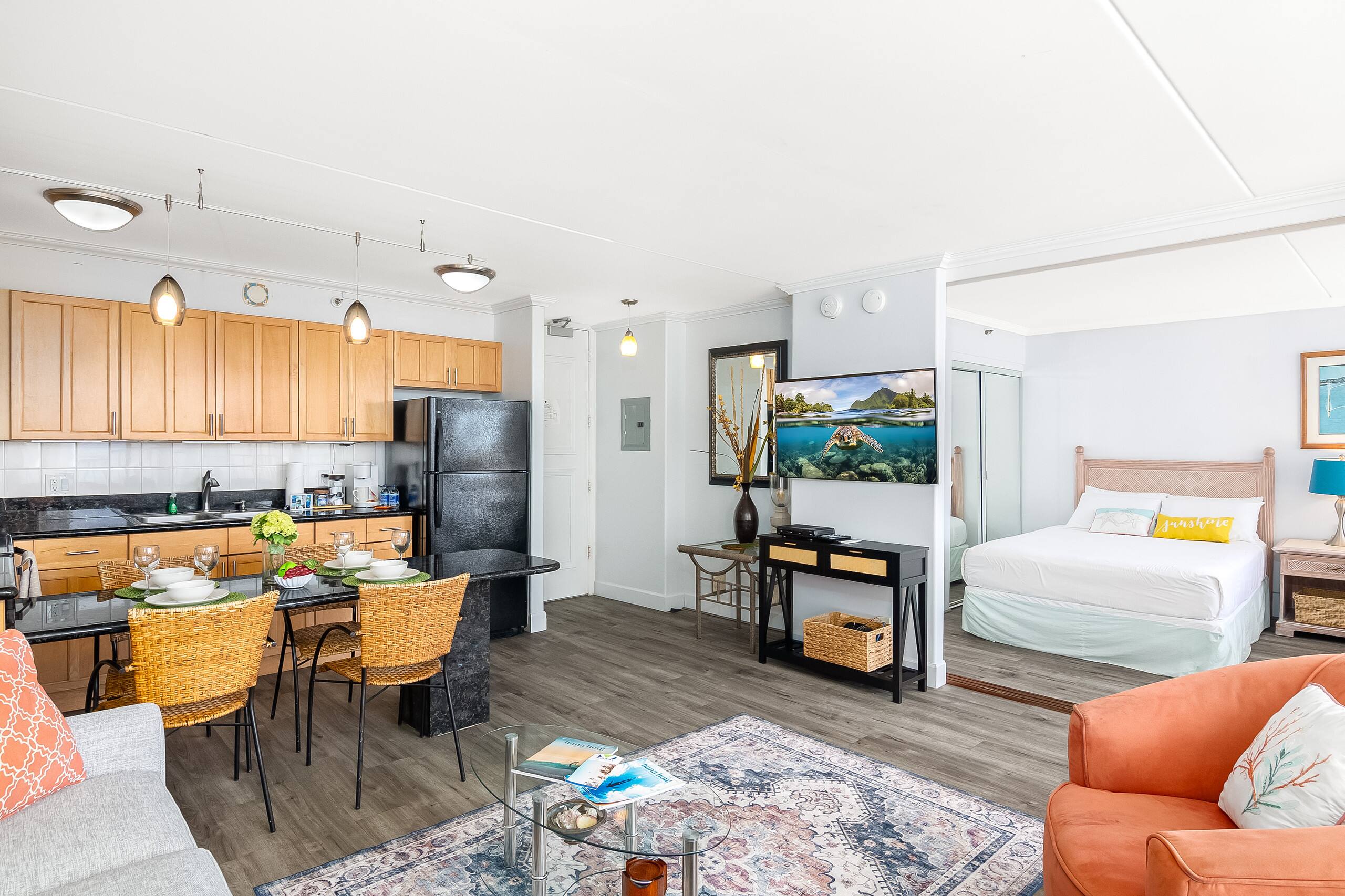 Ocean-view condo steps from Waikiki Beach - Image 11