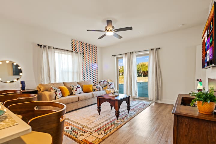 The Retro Room | 1br 2bed | 7 Min Dt & D Ellum - Dallas, TX