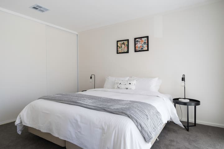 Započnite dan u drugoj bračnoj sobi, okupanoj mekim prirodnim svjetlom i uokvireni mirnim pogledom na bujno zelenilo.