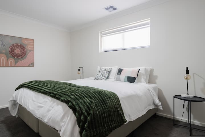 Udobno se smjestite u trećoj spavaćoj sobi s velikim bračnim krevetom, opremljenom zidnim televizorom za kasnonoćne filmove i visokim dječakom za dodatnu pohranu.