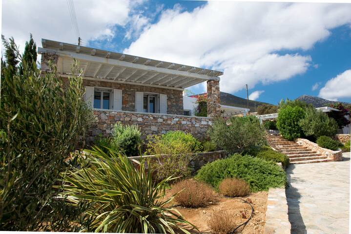 Unique Cycladic getaway villa, Sifnos gallery image 2