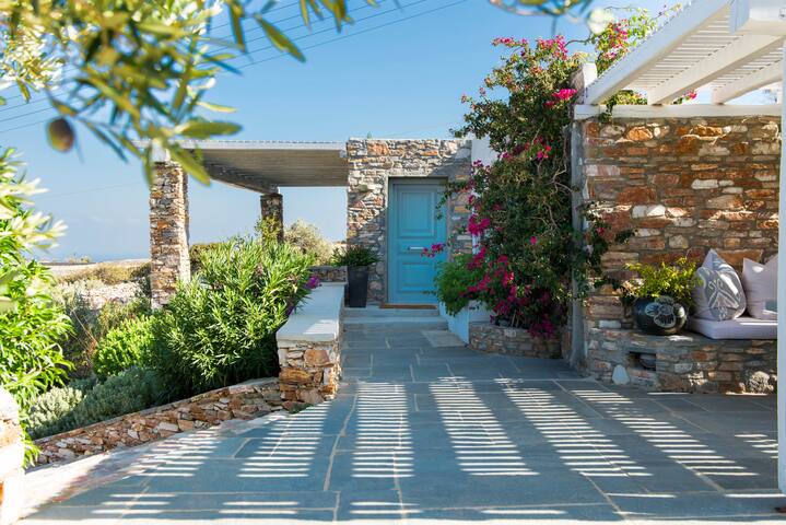Unique Cycladic getaway villa, Sifnos gallery image 3