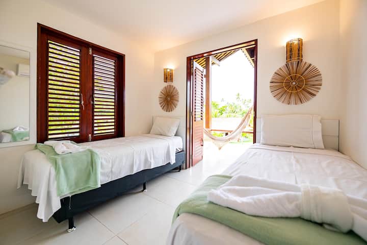 带阳台的房间，配备2张单人床和1张双人床