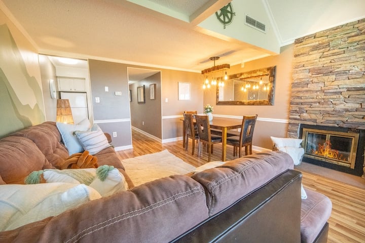 Summer Condo | Views, Pool & Arcade - Gatlinburg, TN