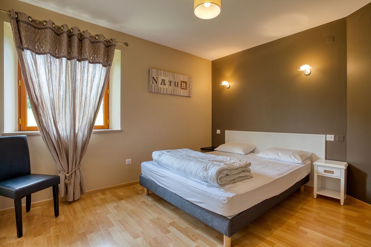 Chumba cha 3 cha kulala (ghorofa ya chini): kitanda 1 cha kifalme kilicho na chumba cha kulala