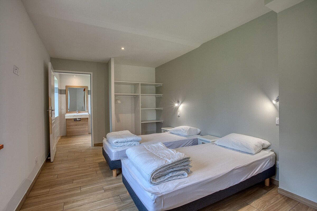 Chumba cha 1 cha kulala (ghorofa ya chini) chenye vitanda 2 katika 90 kilicho na bafu na choo kilichoambatishwa