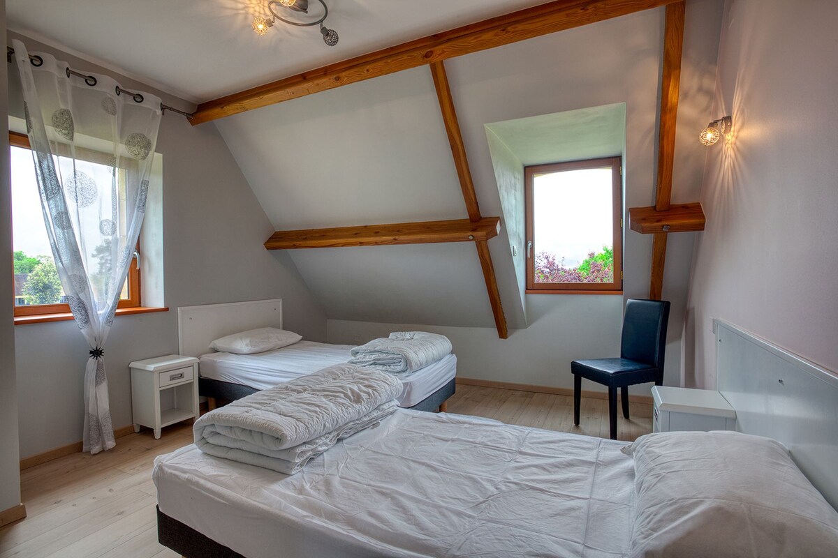 Chumba cha 4 cha kulala (ghorofa ya juu): vitanda 2 katika 90 na bafu la chumba cha kulala