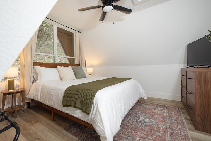 Dormitorio principal en la planta superior con cama tamaño king. 