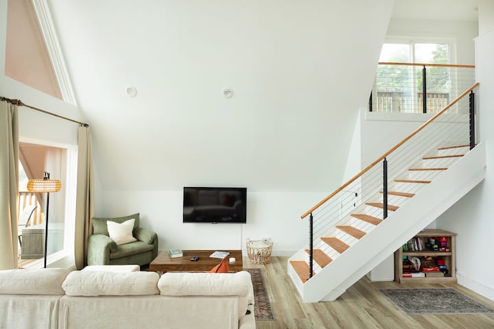 La sala de estar tiene un televisor inteligente Roku con un montón de asientos y mantas adicionales que lo convierten en una película cómoda día/noche. 