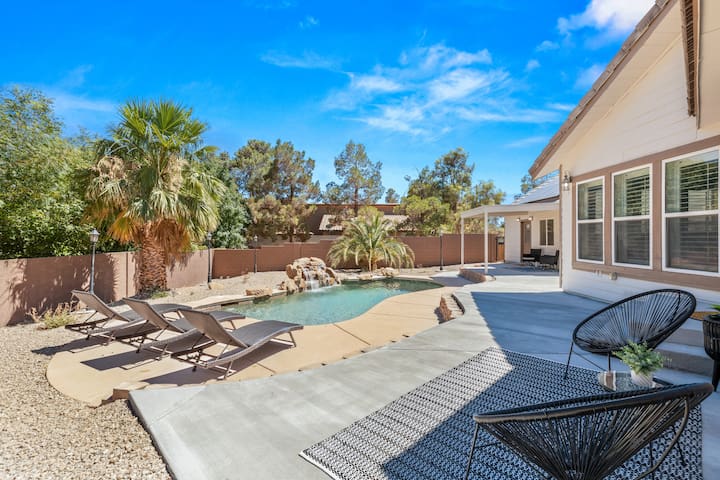 Vegas Oasis, Mountain Views | Pool & RV Parking