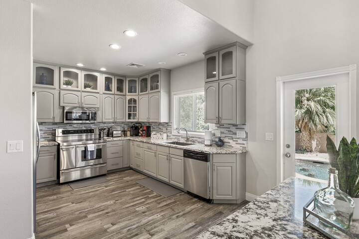 Vegas Oasis, Mountain Views | Pool & RV Parking gallery image 5