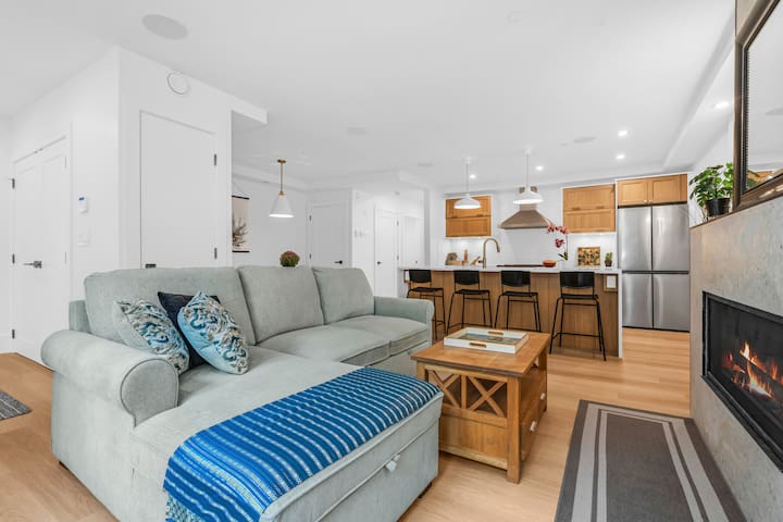 Stunning New Luxury 3 bdrm Home