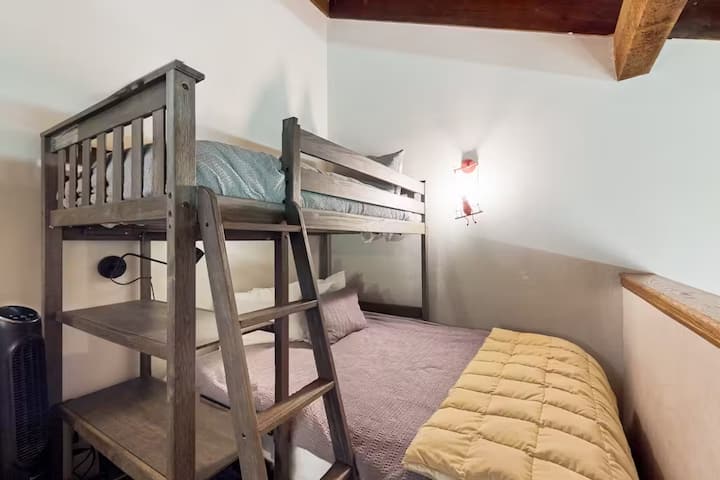 ⛺！ Loft con una disposición para dormir muy divertida.