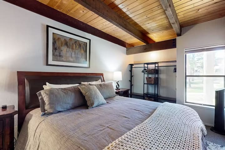 Dormitorio principal súper acogedor con cama tamaño king.