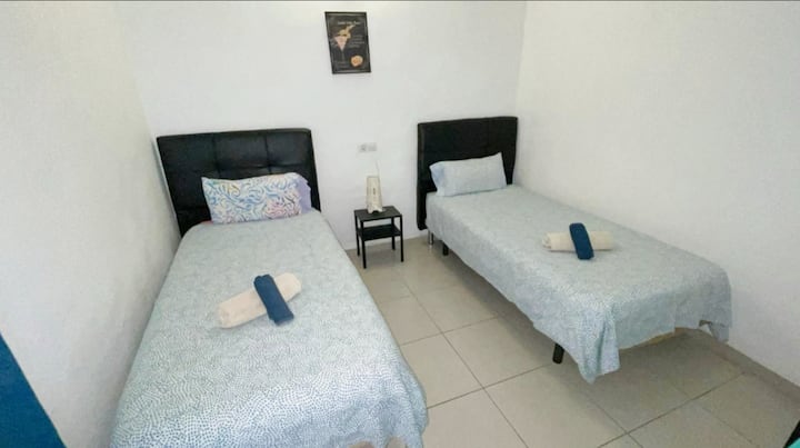 Dormitorio en la propiedad principal (no en el anexo)