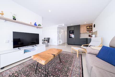 Isla de la Sierra lake mountain views by Oyoostays