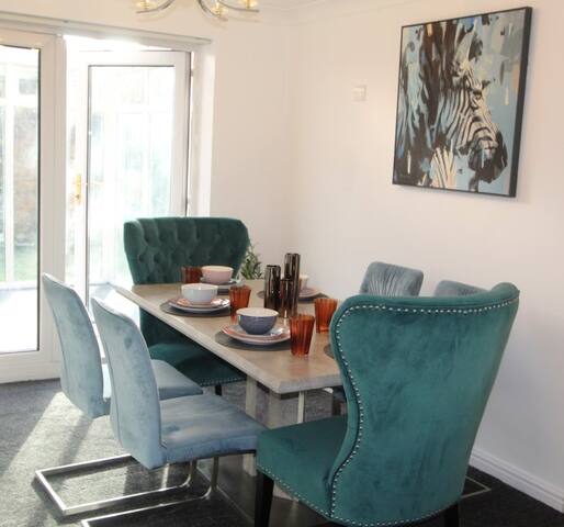 4 Bedroom House Manchester Airport with Sun Room gallery image 5